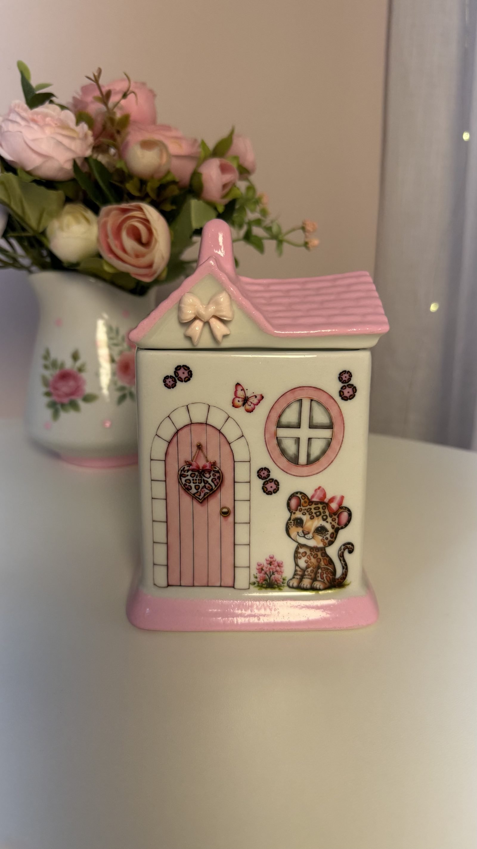 Casinha onça com Flores Rosa e Borboletas