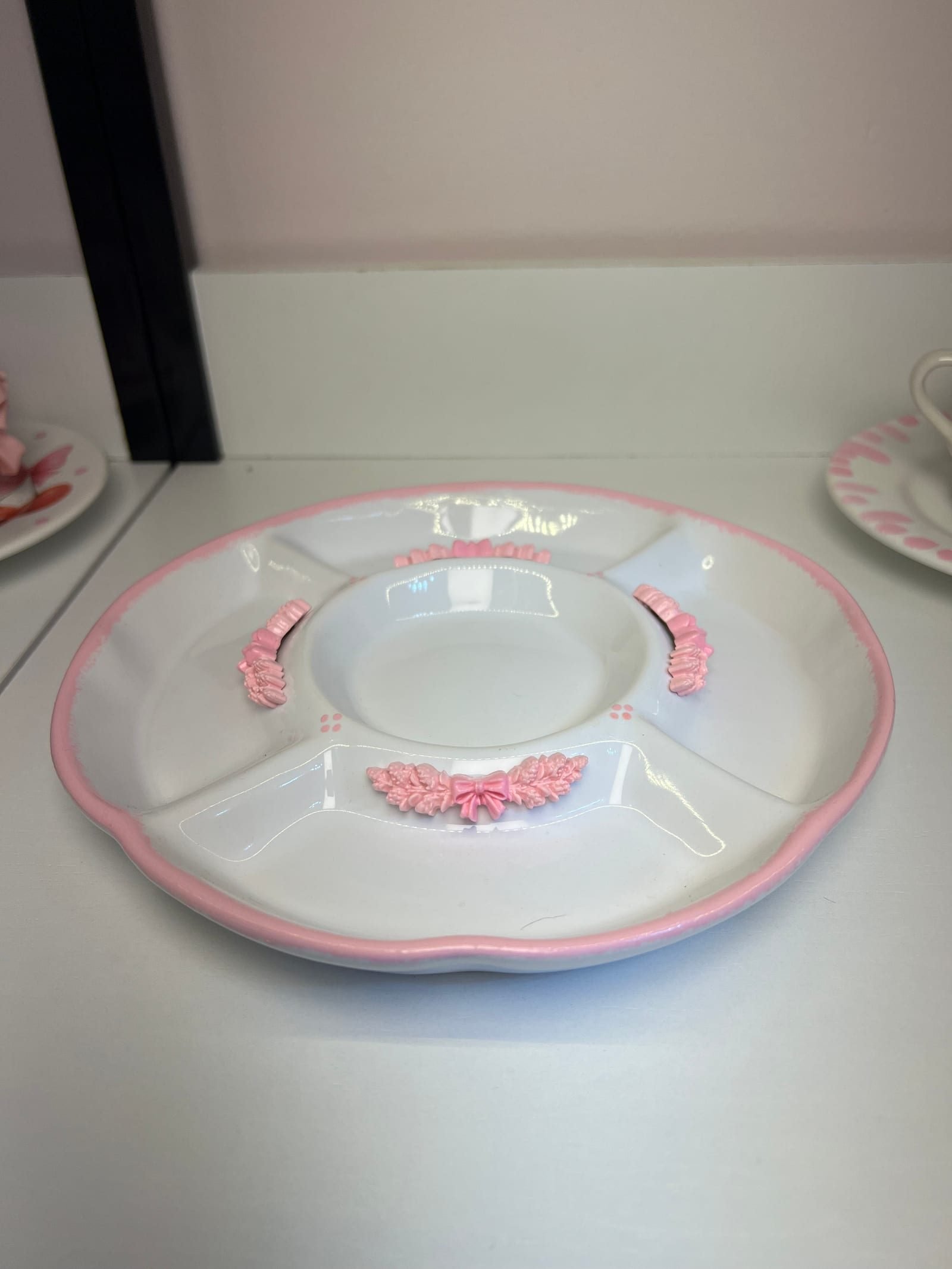Petisqueira Decorativa com Divisórias em Cerâmica Rosa e Branco