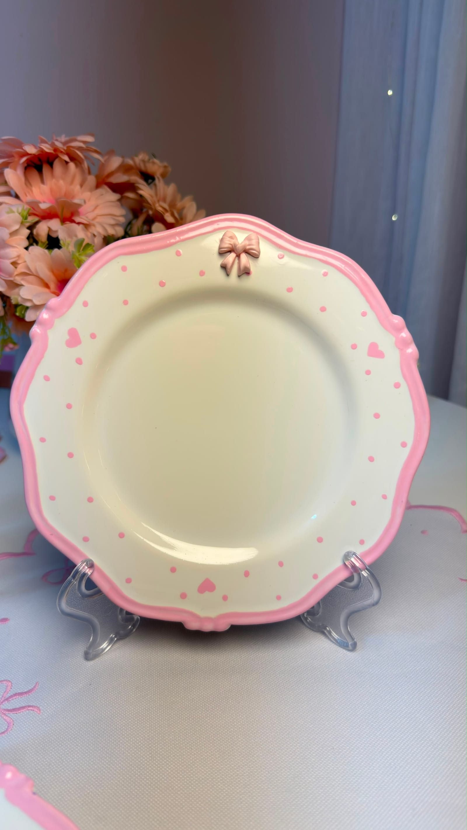 Prato de Sobremesa de Cerâmica com Borda Scallop Rosa e Laço